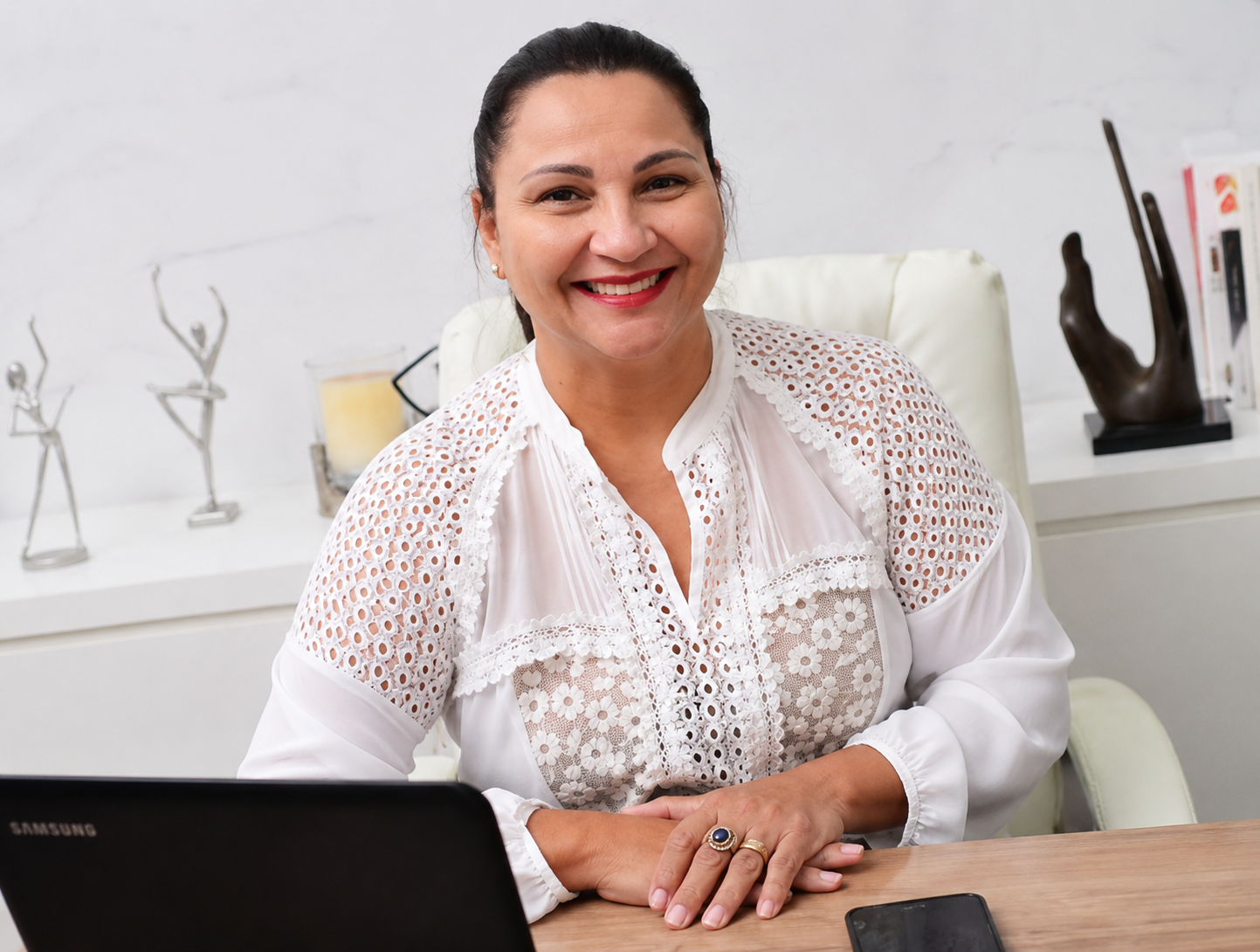 Psicóloga Karina Melo em consultório